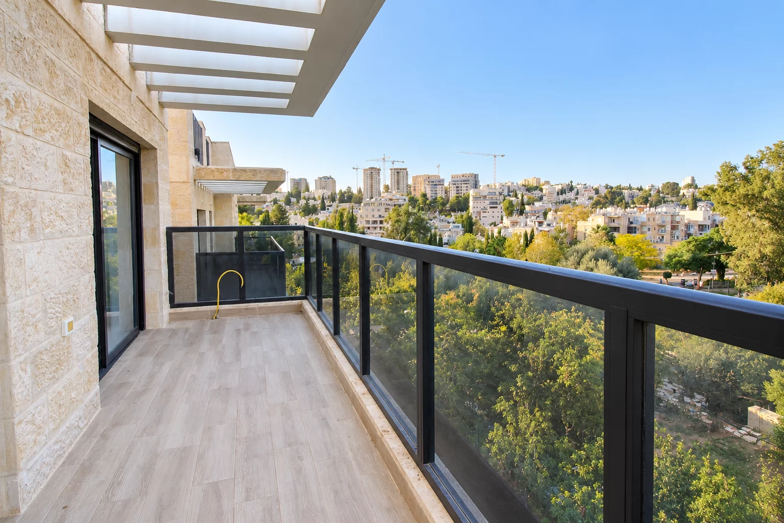 Dernier étage, appartement neuf et terrasse souccah à Makor Haïm - JERUSALEM IMMOBILIER 026786595