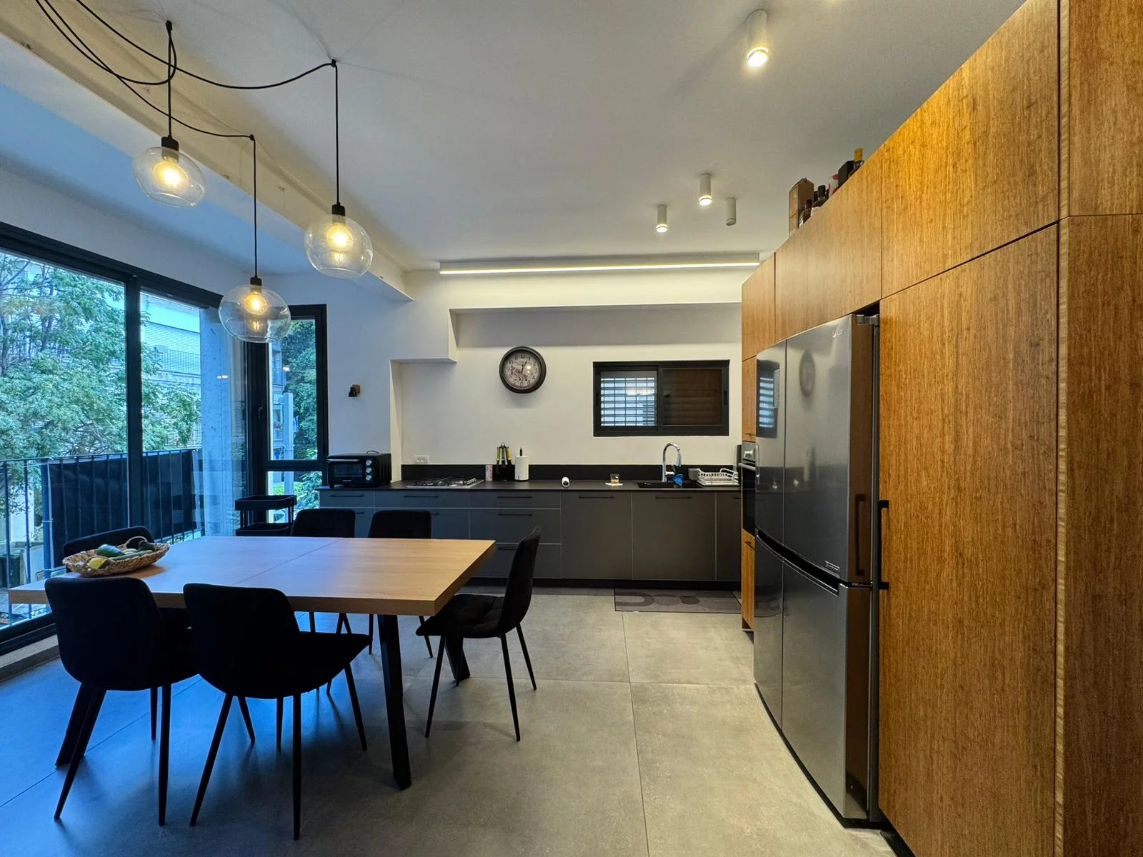 Magnífico apartamento renovado com terraço, tranquilo, perto do mar, bem distribuído, claro e espaçoso – Não perca!