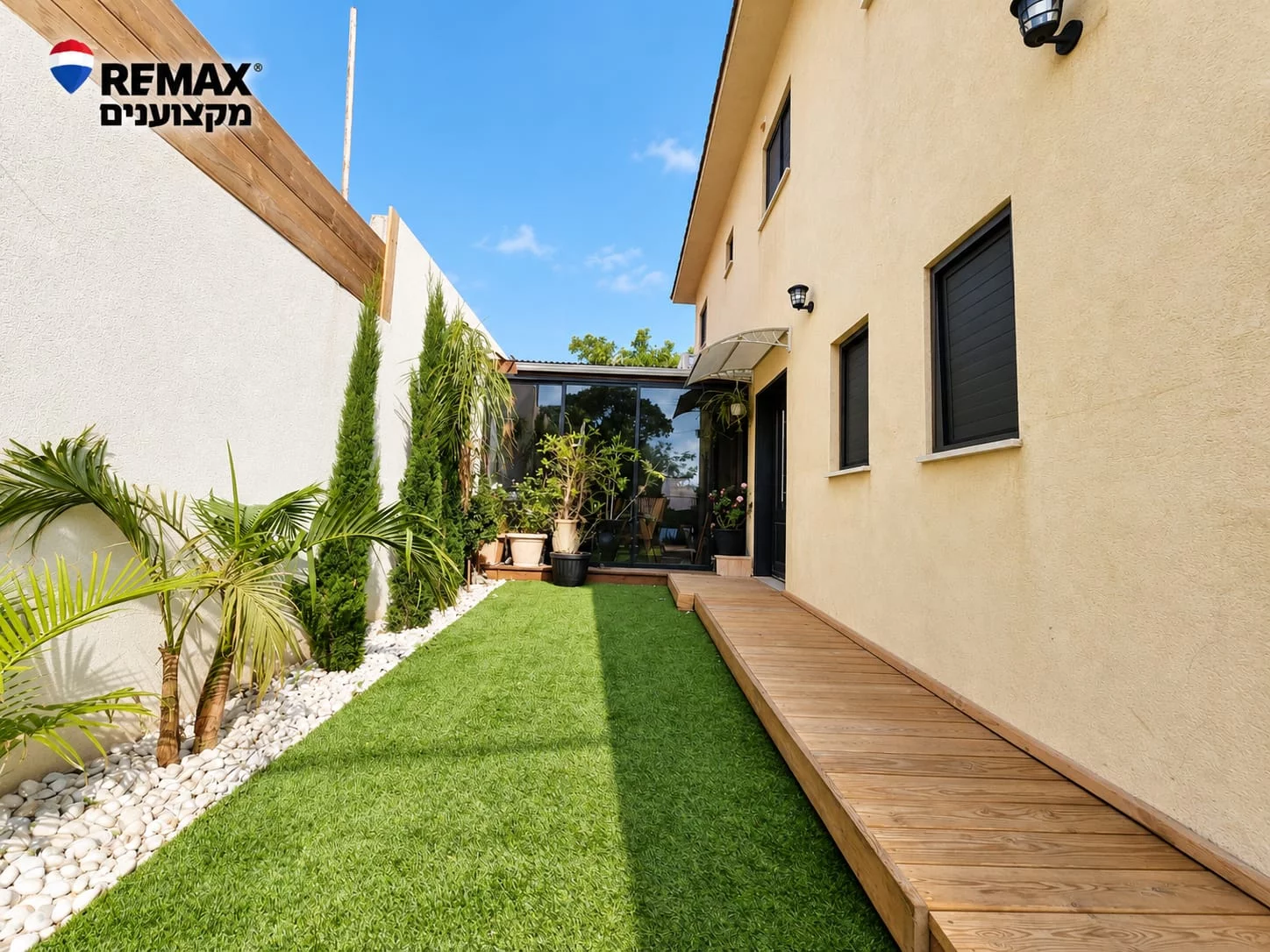 UNE MAGNIFIQUE MAISON ENTIÈREMENT RÉNOVÉE AVEC UNE SUPERBE UNITÉ INDÉPENDANTE !
