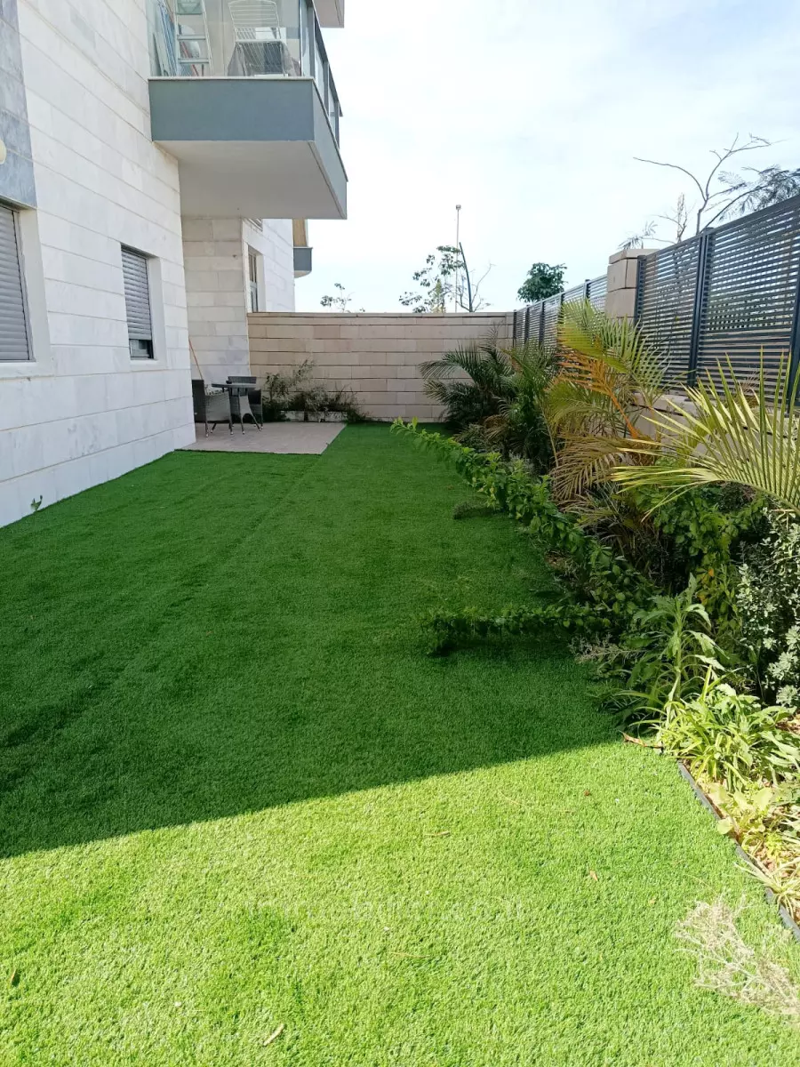 Rés-do-chão com jardim nunca habitado