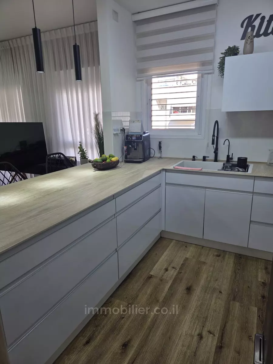 Belo apartamento de 4 assoalhadas na rua Elie Cohen em frente ao parque