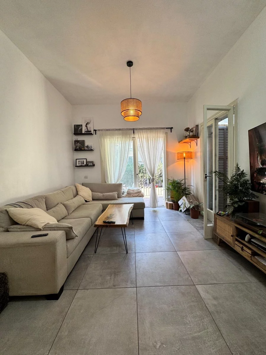 Apartamento renovado de 2 quartos com duas varandas e vista para jardim