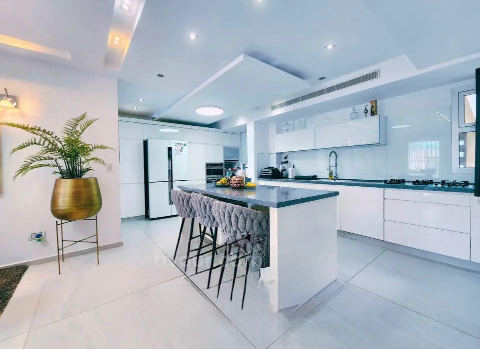 Casarão 8 cômodos Ashdod Marina 210-IBL-2112