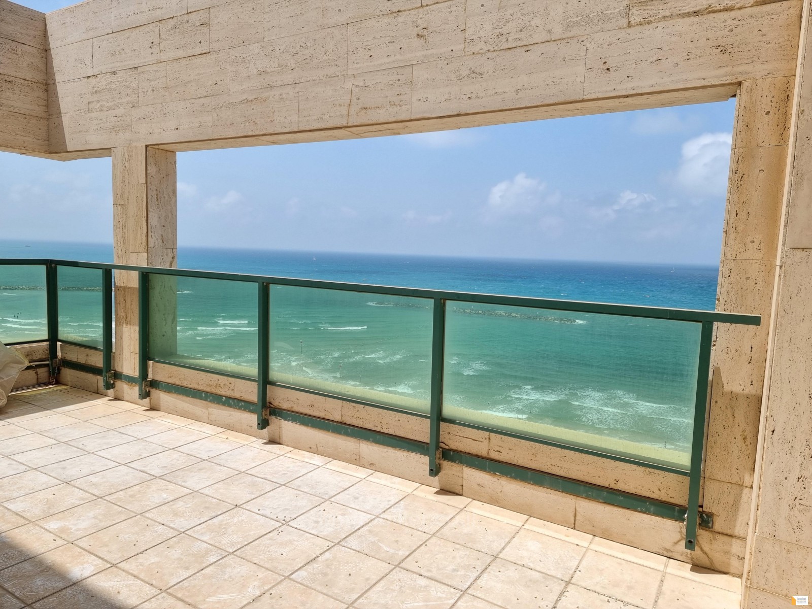 Apartamento 4 cômodos  Tel Aviv Primeira linha de mar 232-IBL-3557