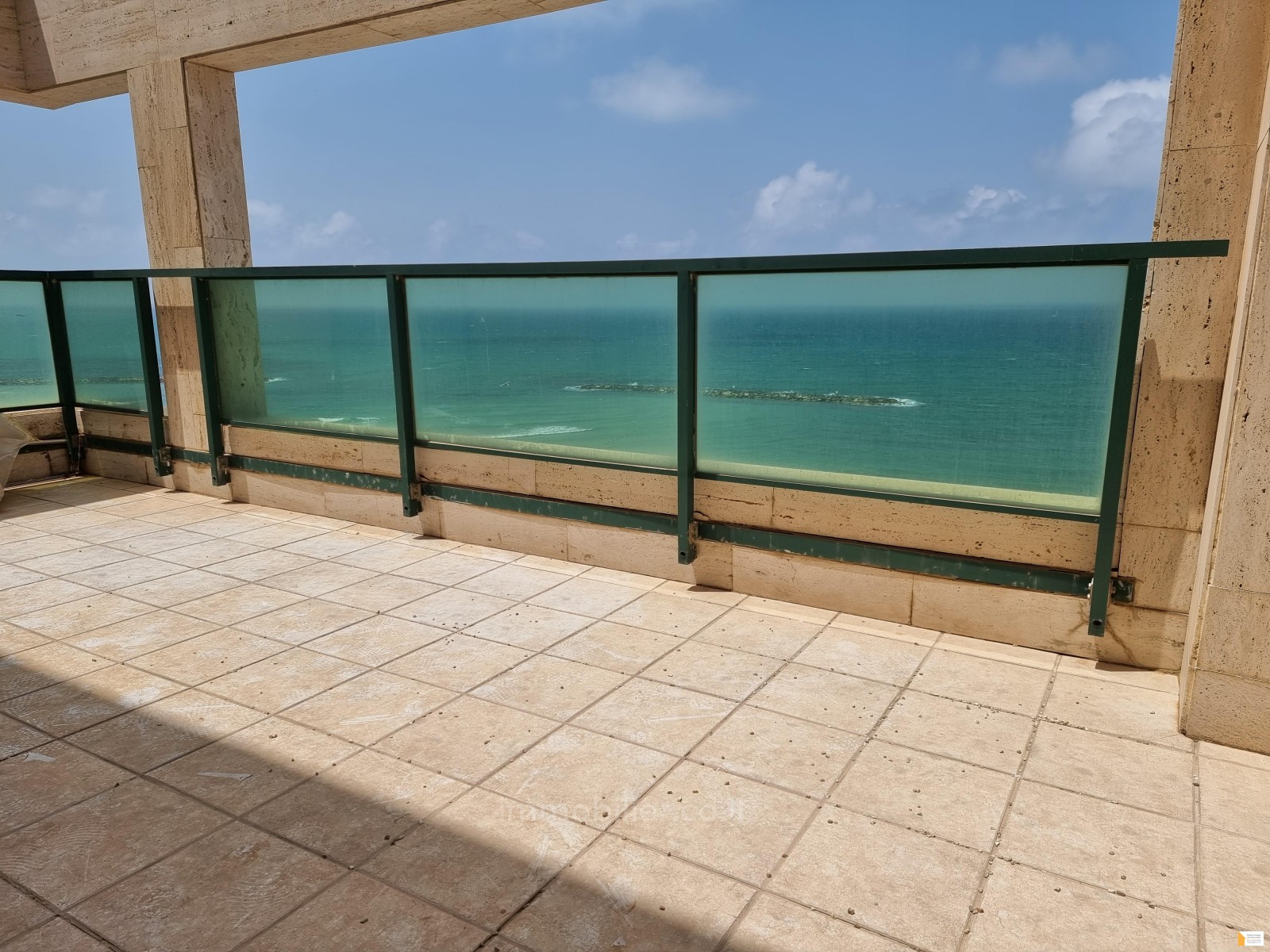 Apartamento 4 cômodos  Tel Aviv Primeira linha de mar 232-IBL-3557