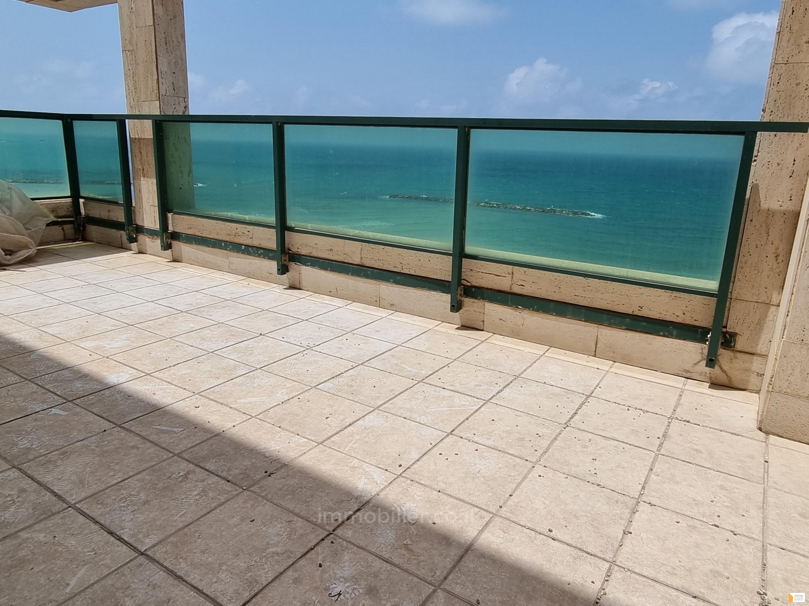 Apartamento 4 cômodos  Tel Aviv Primeira linha de mar 232-IBL-3557