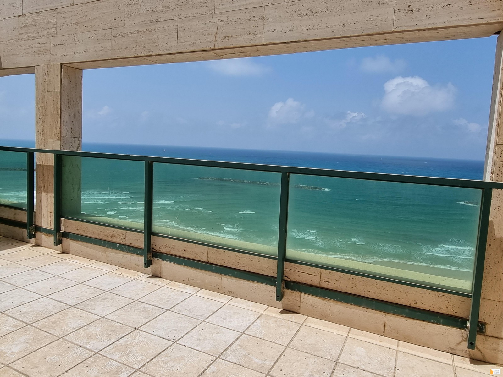 Apartamento 4 cômodos  Tel Aviv Primeira linha de mar 232-IBL-3557