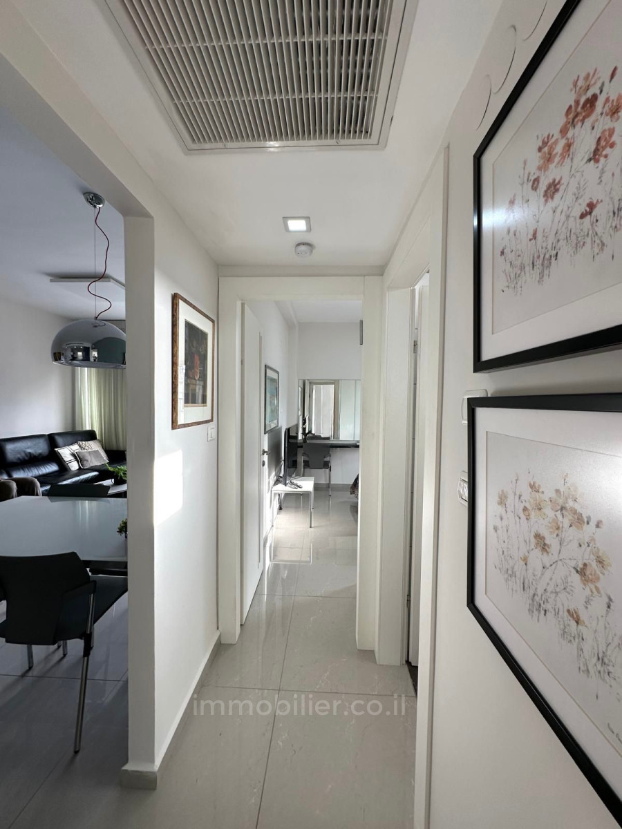 Casarão 3 cômodos Tel Aviv Região marítima 232-IBL-3932