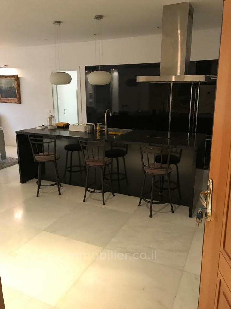 Apartamento 2.5 cômodos  Jerusalém Centro da cidade 245-IBL-1706