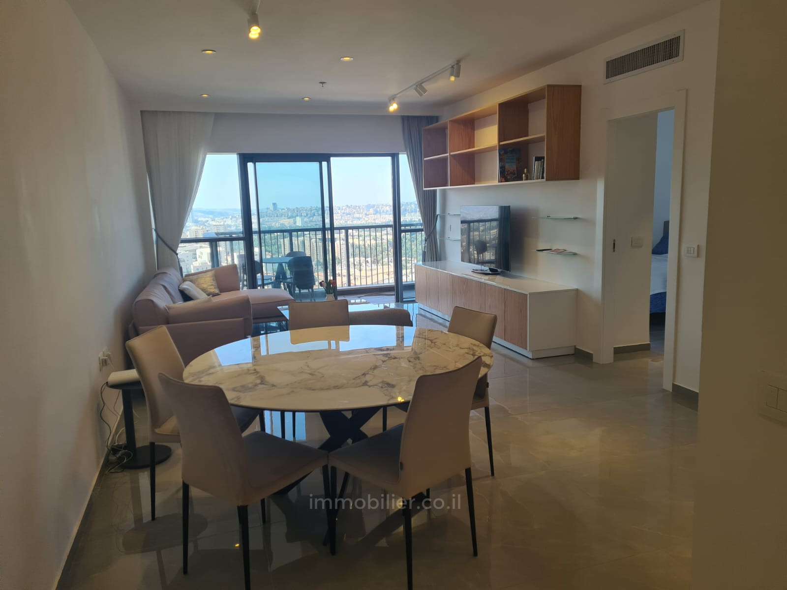 Apartamento 3 cômodos  Jerusalém  245-IBL-1843