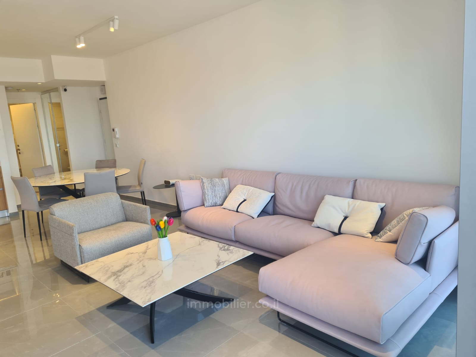 Apartamento 3 cômodos  Jerusalém  245-IBL-1843