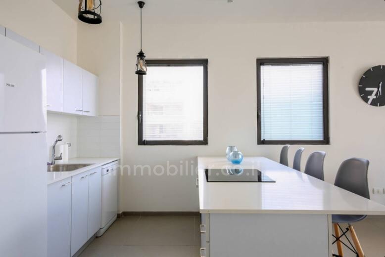 Apartamento 3 cômodos  Tel Aviv Região marítima 291-IBL-736