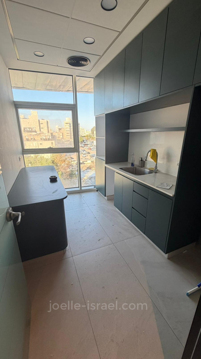 Escritórios 6 cômodos Netanya Centro da cidade 316-IBL-1780