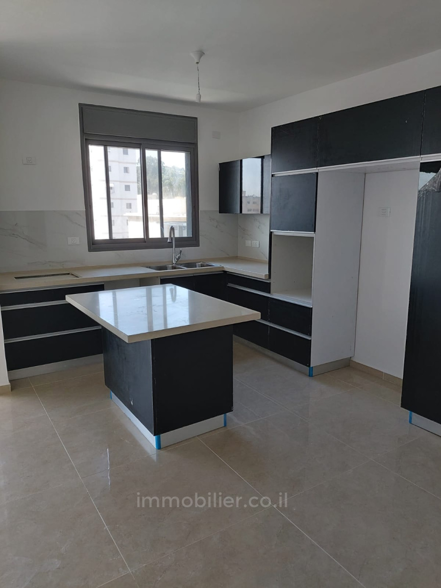 Apartamento 3 cômodos  Hadera Centro da cidade 379-IBL-271