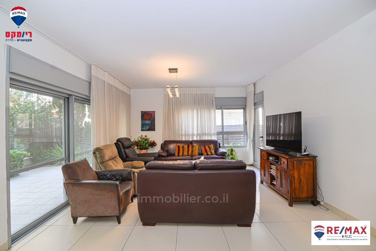 Apartamento garden 5 cômodos  Hadera Centro da cidade 379-IBL-332