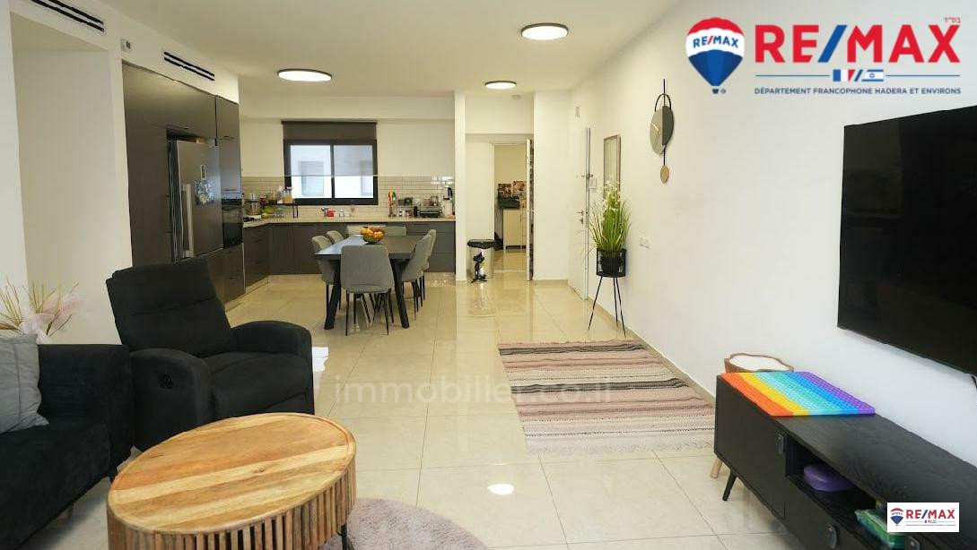 Apartamento 5 cômodos  Hadera Centro da cidade 379-IBL-373