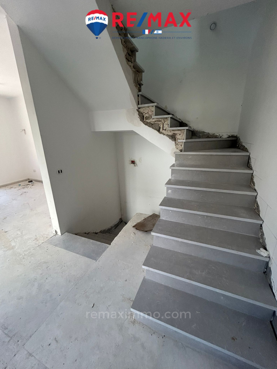 Casarão 6 cômodos Hadera Bairro Nissan 379-IBL-417