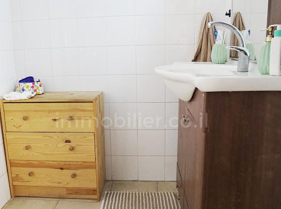 Apartamento 3 cômodos  Tel Aviv Região marítima 457-IBL-1335