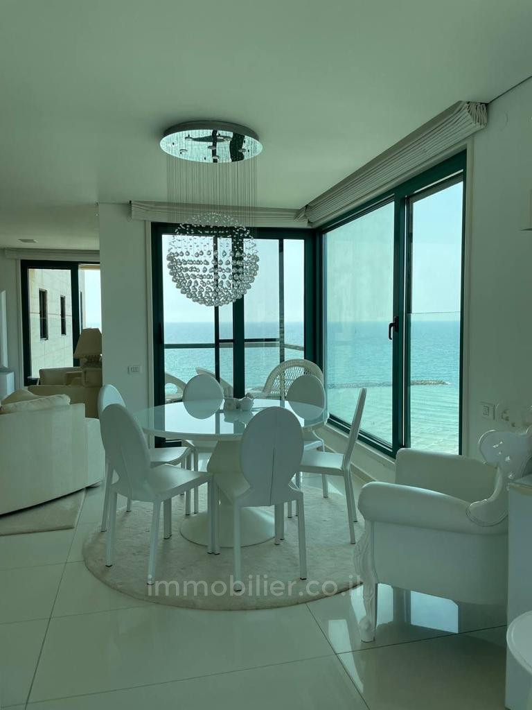 Apartamento 4 cômodos  Tel Aviv Primeira linha de mar 457-IBL-1374