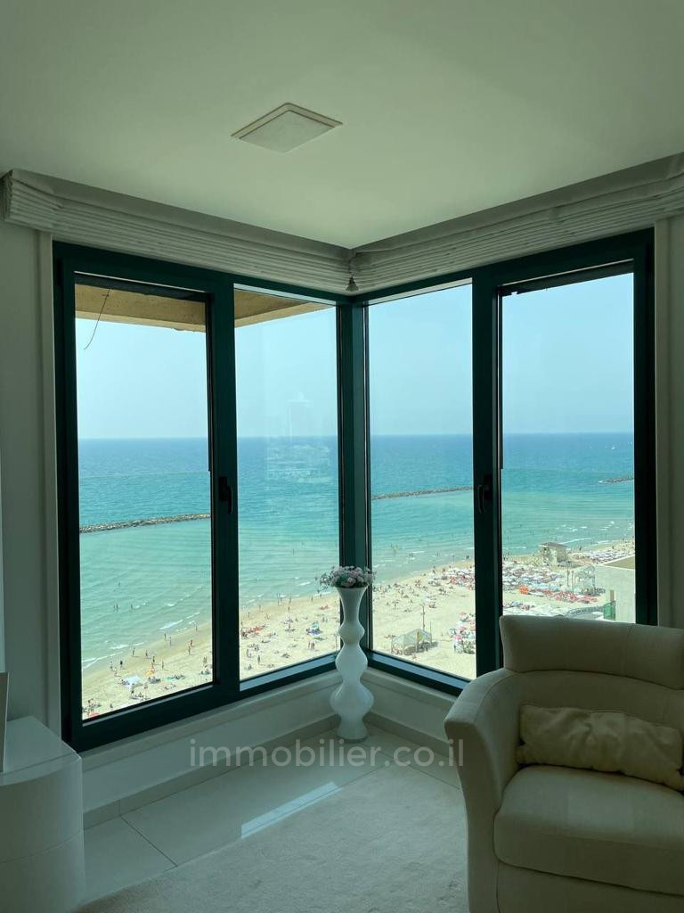 Apartamento 4 cômodos  Tel Aviv Primeira linha de mar 457-IBL-1374