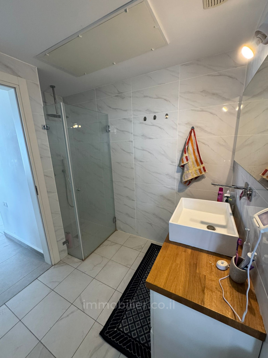 Apartamento 3 cômodos Netanya Centro da cidade 457-IBL-1389