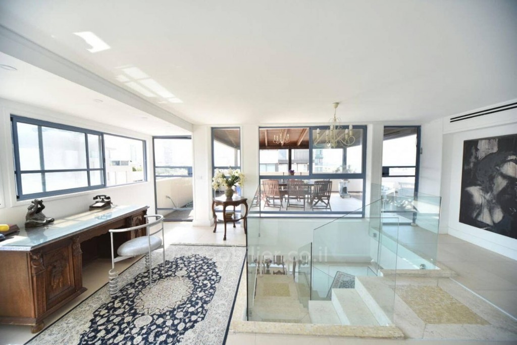 Duplex-Cobertura 4.5 cômodos  Tel Aviv Primeira linha de mar 457-IBL-668