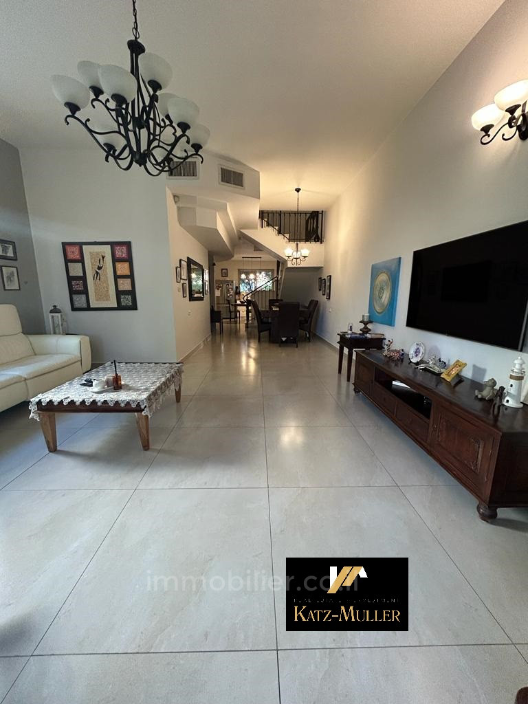 Casarão 6 cômodos Kfar Yona Kfar Yona 478-IBL-361