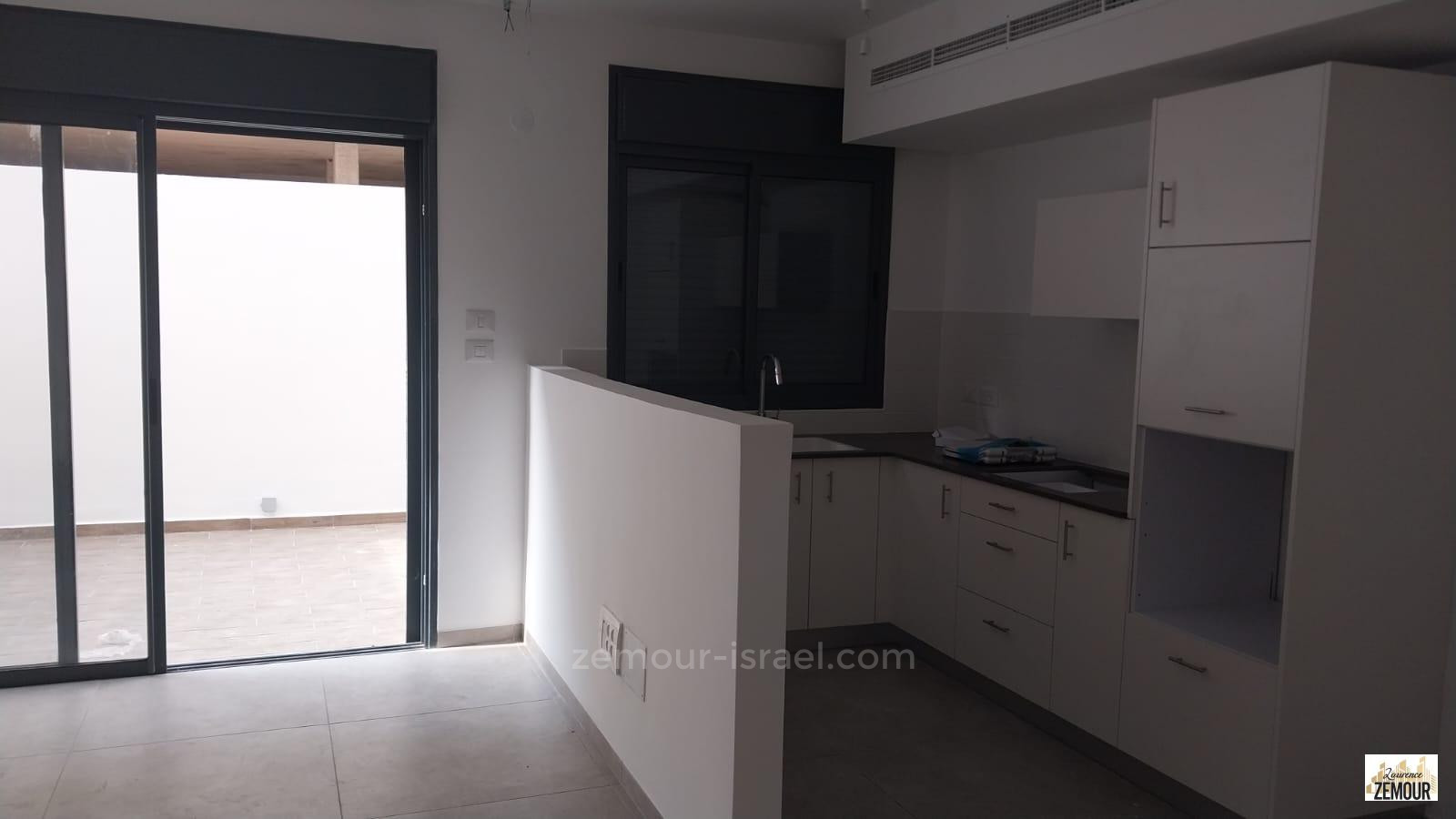 Apartamento garden 3 cômodos  Raanana Est 60-IBL-1260