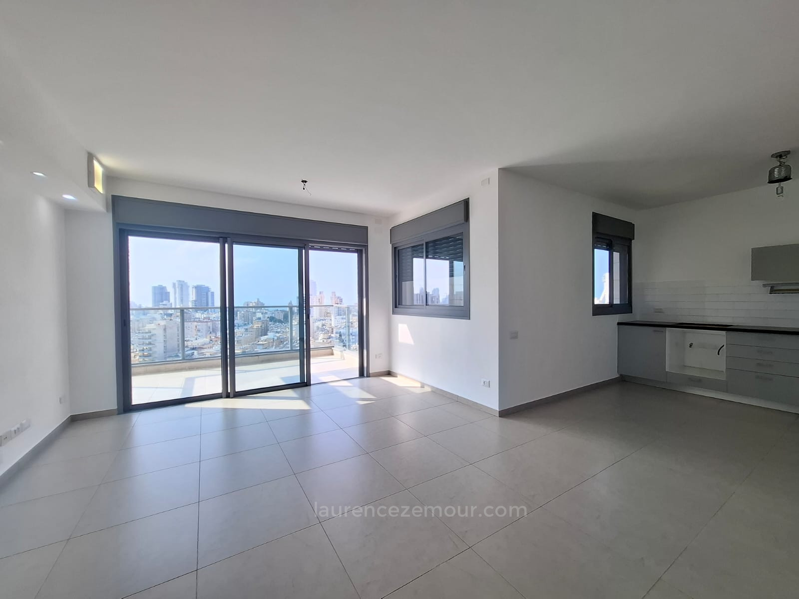 Apartamento 2 cômodos Netanya Centro da cidade 60-IBL-1473