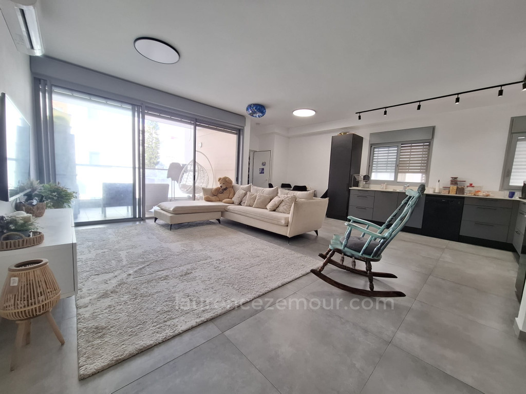 Apartamento 4 cômodos Raanana Est 60-IBL-1475