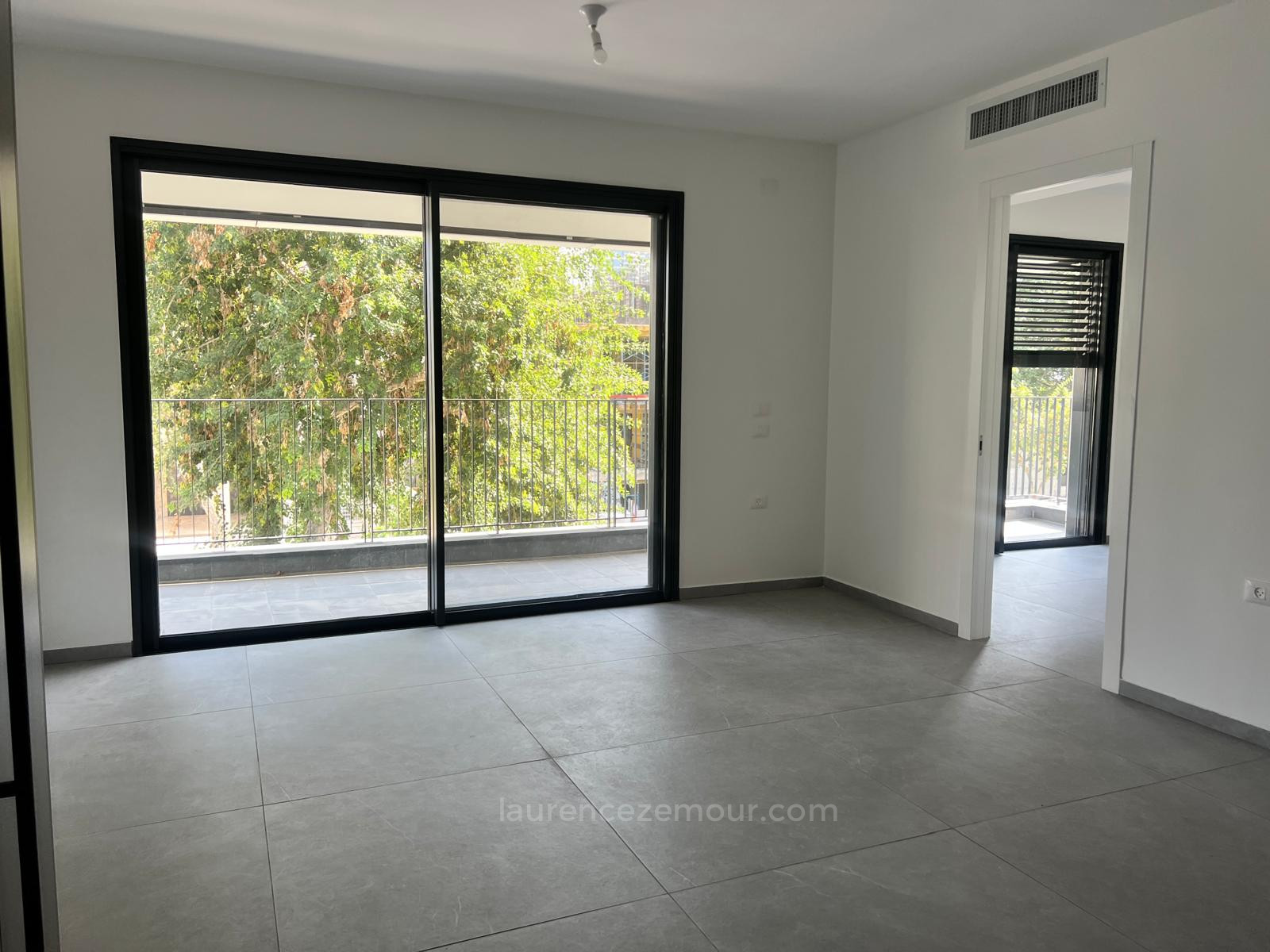 Apartamento 4 cômodos Tel Aviv Kikar Hamedina 60-IBL-1479