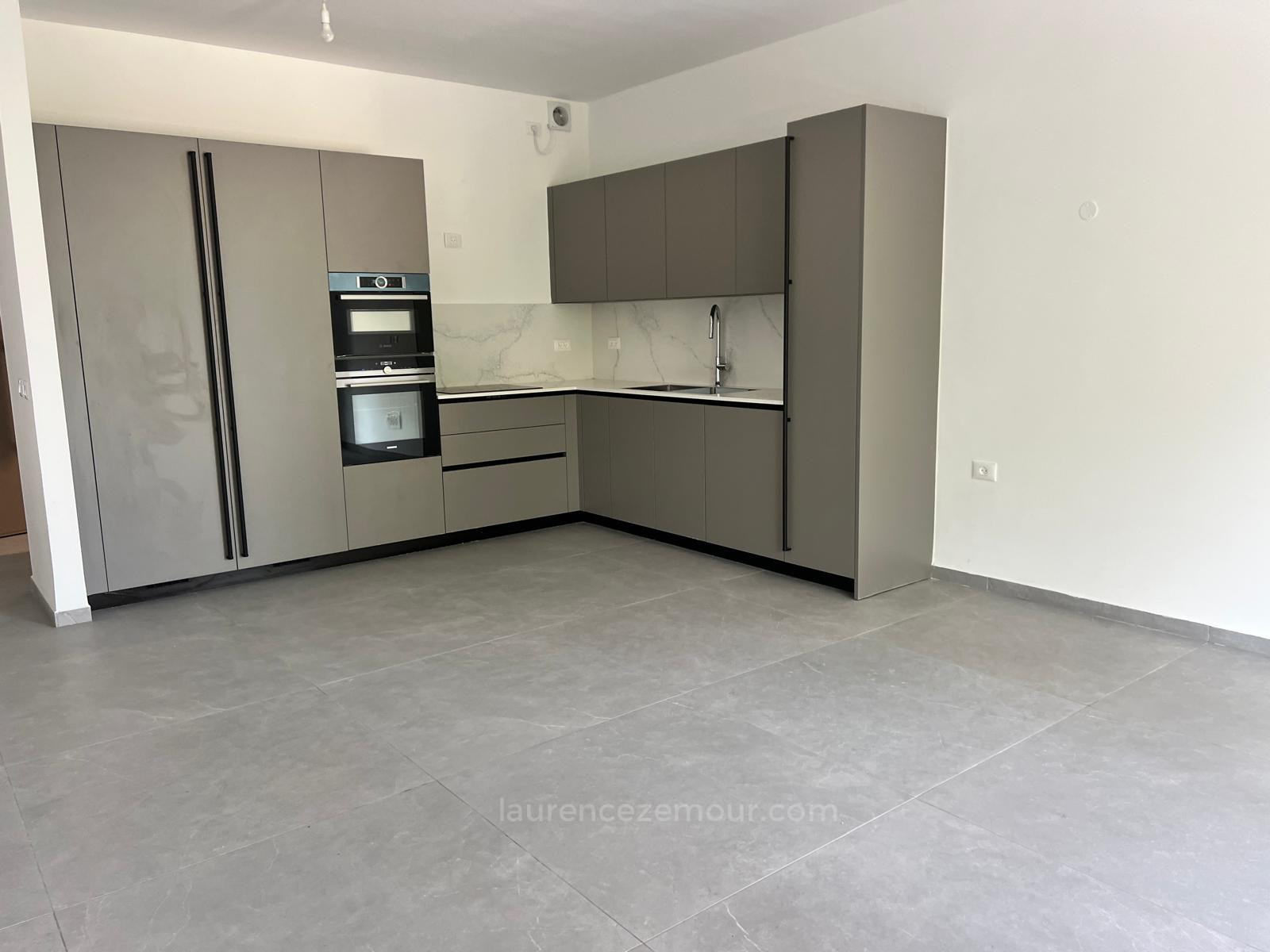 Apartamento 4 cômodos Tel Aviv Kikar Hamedina 60-IBL-1479