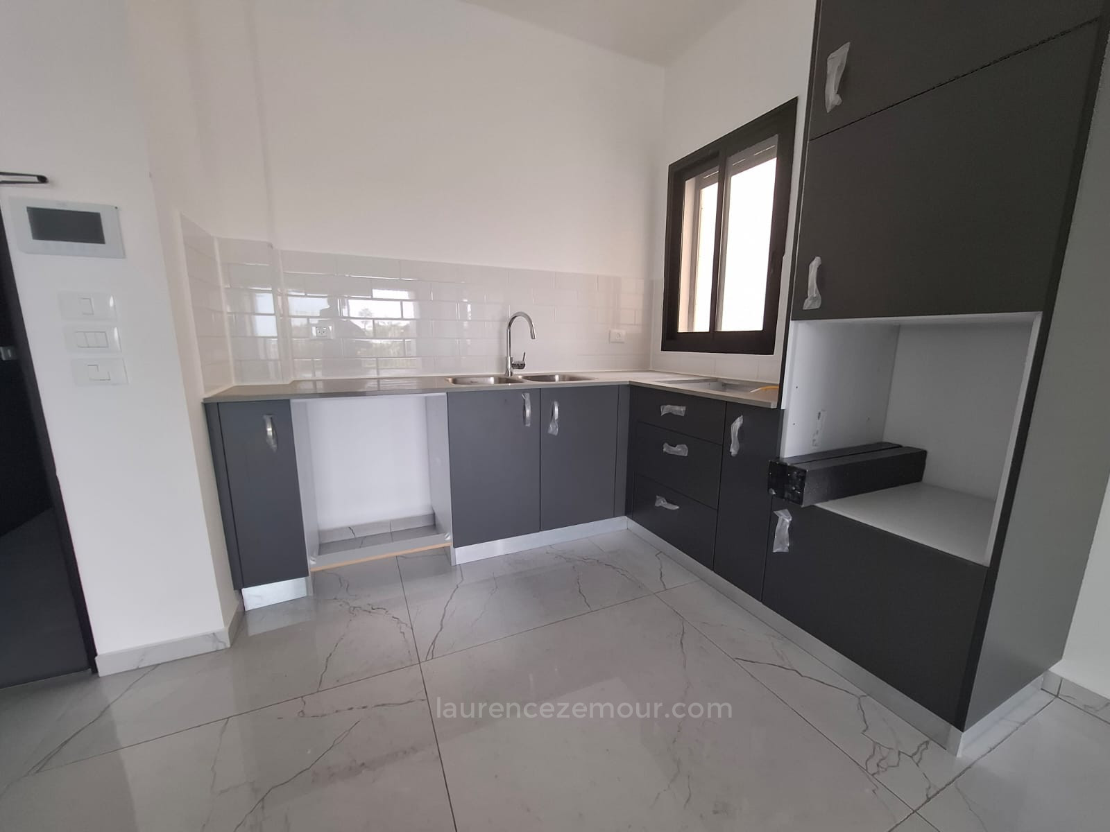 Apartamento 3 cômodos Raanana Est 60-IBL-1482