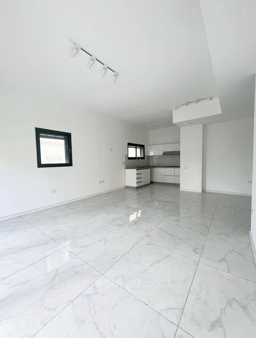 Apartamento 4 cômodos Tel Aviv Primeira linha de mar 627-IBL-24