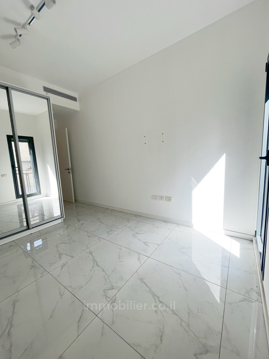 Apartamento 4 cômodos Tel Aviv Primeira linha de mar 627-IBL-24