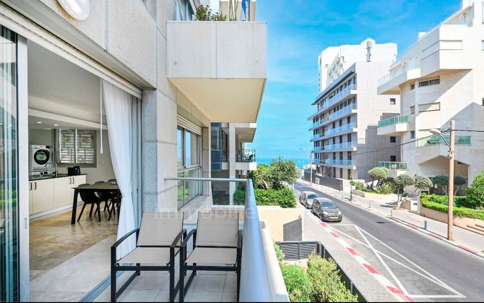 Apartamento 4 cômodos Tel Aviv Primeira linha de mar 627-IBL-28